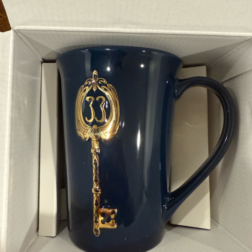 Elegant Blue Mug with Gold Key Design